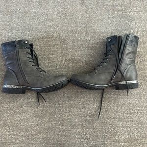 grey / black Rieker combat books